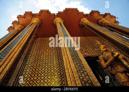 Colonnes d'or au Wat Phra Kaew (le Temple du Bouddha d'Émeraude) à Bangkok, Thaïlande Banque D'Images