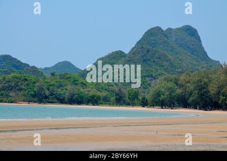 Plage d'AO Manao à Prachuap Khiri Khan, Thaïlande (en gamme dynamique élevée) Banque D'Images