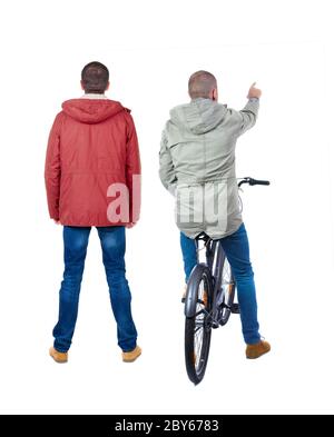 Vue arrière de deux homme sur un vélo en veste d'hiver. Vue arrière Vue arrière. collection les gens de personne. Plus isolé sur fond blanc. Banque D'Images