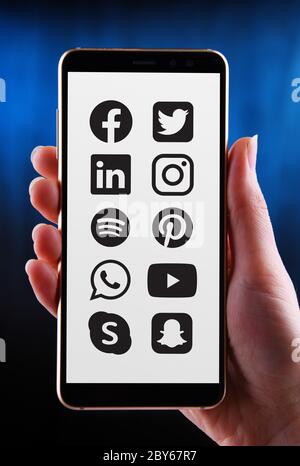 POZNAN, POL - 21 MAI 2020 : smartphone avec mains montrant les logos des plates-formes populaires de médias sociaux Banque D'Images
