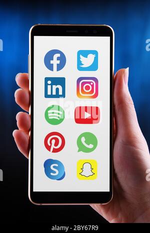 POZNAN, POL - 21 MAI 2020 : smartphone avec mains montrant les logos des plates-formes populaires de médias sociaux Banque D'Images