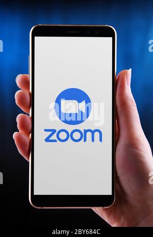 POZNAN, POL - 21 MAI 2020 : mains tenant smartphone affichant le logo de Zoom, de vidéotéléphonie et de services de chat en ligne via un réseau de discussion en ligne basé sur le cloud peer-to-pe Banque D'Images