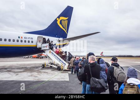 Boeing 737-8AS avion Ryanair sur l'aéroport d'Edimbourg situé dans la zone Ingliston de la ville d'Edimbourg, Écosse, Royaume-Uni Banque D'Images