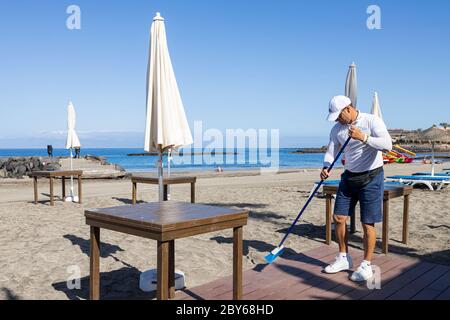 Playa Fañabe, Costa adeje, Tenerife, Iles Canaries, Espagne. 9 juin 2020. Les bars de plage s'ouvrent maintenant avec des contrôles d'hygiène stricts pour répondre aux besoins des quelques résidents qui peuvent utiliser les plages. Maintenant dans la phase 3 de la désescalade de l'état d'urgence, l'île espère être ouverte au tourisme international en juillet. Banque D'Images