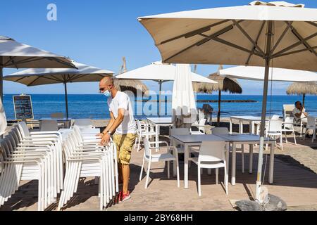 Playa Fañabe, Costa adeje, Tenerife, Iles Canaries, Espagne. 9 juin 2020. Les bars de plage s'ouvrent maintenant avec des contrôles d'hygiène stricts pour répondre aux besoins des quelques résidents qui peuvent utiliser les plages. Maintenant dans la phase 3 de la désescalade de l'état d'urgence, l'île espère être ouverte au tourisme international en juillet. Banque D'Images