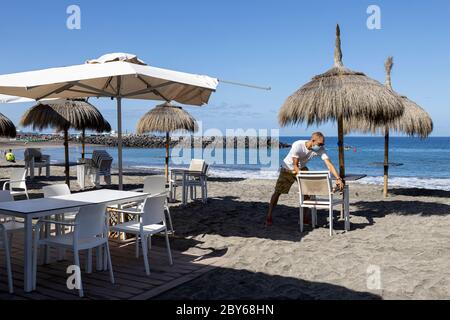 Playa Fañabe, Costa adeje, Tenerife, Iles Canaries, Espagne. 9 juin 2020. Les bars de plage s'ouvrent maintenant avec des contrôles d'hygiène stricts pour répondre aux besoins des quelques résidents qui peuvent utiliser les plages. Maintenant dans la phase 3 de la désescalade de l'état d'urgence, l'île espère être ouverte au tourisme international en juillet. Banque D'Images