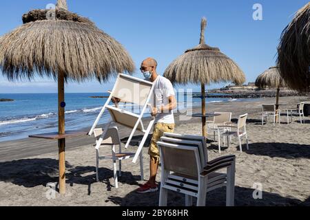 Playa Fañabe, Costa adeje, Tenerife, Iles Canaries, Espagne. 9 juin 2020. Les bars de plage s'ouvrent maintenant avec des contrôles d'hygiène stricts pour répondre aux besoins des quelques résidents qui peuvent utiliser les plages. Maintenant dans la phase 3 de la désescalade de l'état d'urgence, l'île espère être ouverte au tourisme international en juillet. Banque D'Images