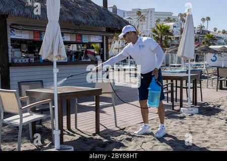 Playa Fañabe, Costa adeje, Tenerife, Iles Canaries, Espagne. 9 juin 2020. Les bars de plage s'ouvrent maintenant avec des contrôles d'hygiène stricts pour répondre aux besoins des quelques résidents qui peuvent utiliser les plages. Maintenant dans la phase 3 de la désescalade de l'état d'urgence, l'île espère être ouverte au tourisme international en juillet. Banque D'Images