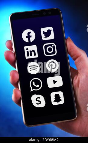 POZNAN, POL - 21 MAI 2020 : smartphone avec main affichant les logos des plates-formes populaires de médias sociaux Banque D'Images