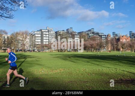 Le parc public The Meadows à Édimbourg, la capitale de l'Écosse, une partie du Royaume-Uni Banque D'Images