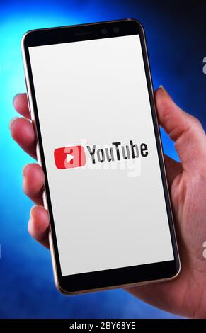 POZNAN, POL - 21 MAI 2020 : smartphone main tenant affichant le logo de YouTube, un site Web américain de partage de vidéos dont le siège social est à San Bruno, Californie Banque D'Images