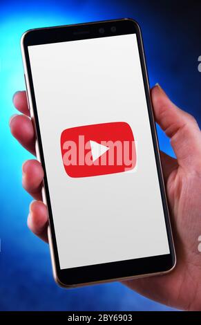 POZNAN, POL - 21 MAI 2020 : smartphone main tenant affichant le logo de YouTube, un site Web américain de partage de vidéos dont le siège social est à San Bruno, Californie Banque D'Images