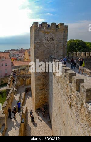 Château médiéval de la gorge de saint, au sommet du quartier d'Alfama à Lisbonne Banque D'Images