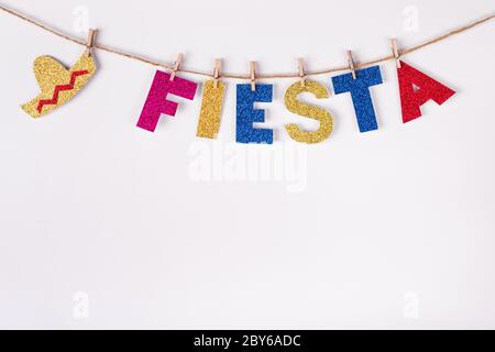 Guirlande en papier à bricoler en Fiesta Word et sombrero. Fragment de décoration de fête de l'intérieur. Célébration du Cinco de mayo. Banque D'Images