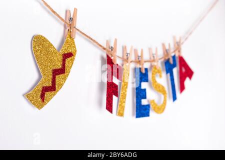 Fiesta Word et sombrero en papier brillant sur les épingles. Fragment de décoration intérieure de fête. Célébration du Cinco de mayo. Banque D'Images