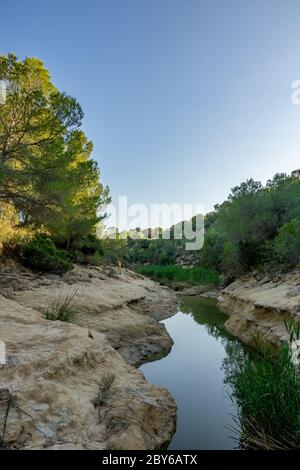 Parcours de marche appelé Rio Seco qui longe un lit de rivière sec Banque D'Images