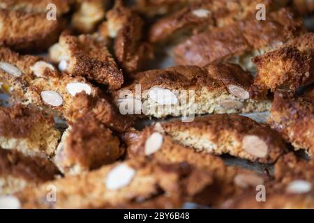 Cantucci italien frais avec amandes sur une plaque de cuisson Biscotti toscan. cantuccini traditionnel. Biscuits maison aux bonbons italiens (biscuits). Banque D'Images