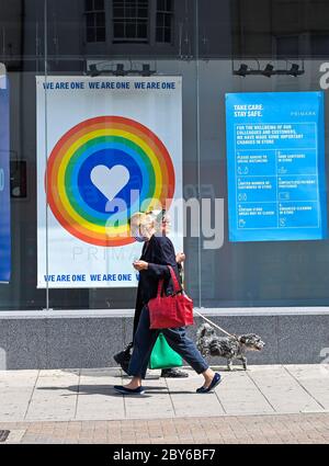 Brighton Royaume-Uni 9 juin 2020 - les amateurs de shopping dans les rues de Brighton passent par un magasin Primark fermé car les magasins et cafés plus non essentiels se préparent à rouvrir pendant l'assouplissement des restrictions de verrouillage dans la crise pandémique du coronavirus COVID-19 . Crédit : Simon Dack / Alamy Live News Banque D'Images