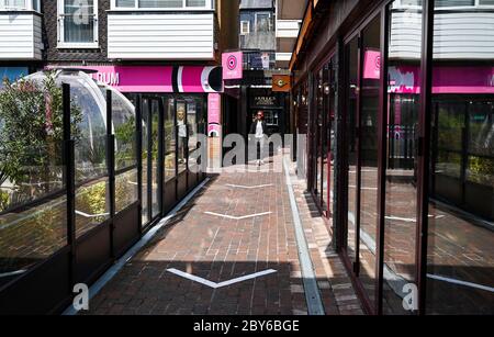 Brighton Royaume-Uni 9 juin 2020 - UN système unidirectionnel a été mis en place autour de certaines parties de la région de Lanes à Brighton, car les magasins et cafés plus non essentiels se préparent à rouvrir pendant l'assouplissement des restrictions de verrouillage dans la crise pandémique du coronavirus COVID-19 . Crédit : Simon Dack / Alamy Live News Banque D'Images