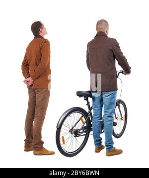 Vue arrière de deux homme sur un vélo en veste d'hiver. Vue arrière Vue arrière. collection les gens de personne. Plus isolé sur fond blanc. Banque D'Images