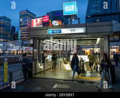 Piéton à l'entrée du métro de la station Ginza de Tokyo la nuit. Banque D'Images