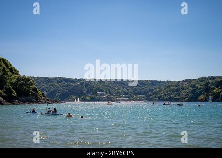 Salcombe, Devon, Royaume-Uni. Les gens apprécient une journée d'été dans l'estuaire de Kingsbridge. Banque D'Images