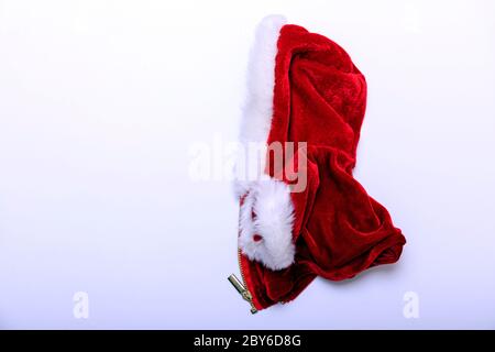 Le chien porte un costume rouge et blanc du père noël isolé sur fond blanc. Banque D'Images