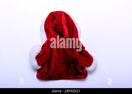 Le chien porte un costume rouge et blanc du père noël isolé sur fond blanc. Banque D'Images