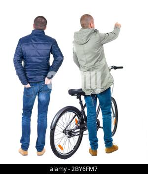 Vue arrière de deux homme sur un vélo en veste d'hiver. Vue arrière Vue arrière. collection les gens de personne. Plus isolé sur fond blanc. Banque D'Images