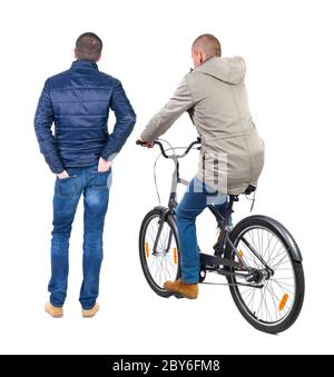 Vue arrière de deux homme sur un vélo en veste d'hiver. Vue arrière Vue arrière. collection les gens de personne. Plus isolé sur fond blanc. Banque D'Images