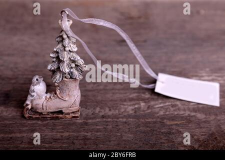 Belle décoration d'arbre de noël petits patins à glace sur table en bois vintage. Banque D'Images