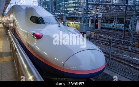 Train à grande vitesse shinkansen au terminal de la gare de Tokyo. Banque D'Images