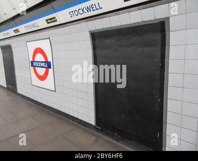 Londres, Royaume-Uni. 09e juin 2020. Stockwell Station de métro faire un stand pour les vies noires Matter.Paul Quezada-Neiman/Alay Live News Credit: Paul Quezada-Neiman/Alay Live News Banque D'Images