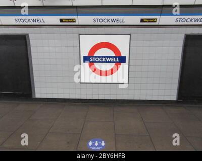 Londres, Royaume-Uni. 09e juin 2020. Stockwell Station de métro faire un stand pour les vies noires Matter.Paul Quezada-Neiman/Alay Live News Credit: Paul Quezada-Neiman/Alay Live News Banque D'Images