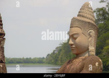 Cambodge, siem Reap, angkor wat, porte sud, angkor thom, bayon devas ou asuras Banque D'Images