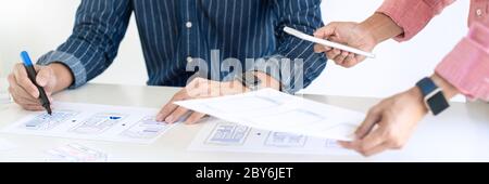 Concepteur expérience utilisateur en équipe (UX) planification graphique créative ou conception de développement d'applications prototype pour la mise en page de téléphones mobiles ou de smartphones Banque D'Images