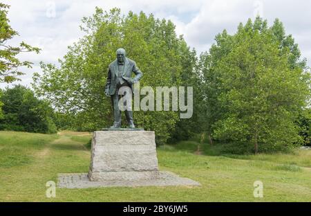 Winston Churchill Bronze Statue sur plinthe dans Woodford Green, photo grand angle. Essex, Angleterre Banque D'Images