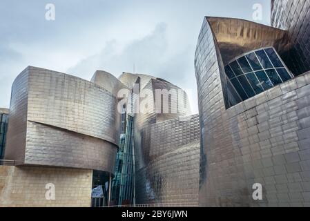Vue extérieure du musée Guggenheim à Bilbao, la plus grande ville du Pays basque, en Espagne Banque D'Images
