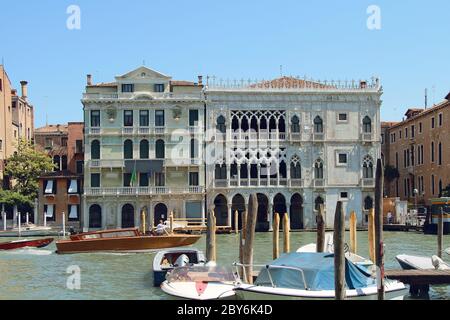 Vue d'été sur le Grand Canal avec le musée CA d'Oro. Venise. Italie. Banque D'Images