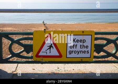 Marcher sur les épis signe à Hove sur la côte du Sussex de l'Est Banque D'Images