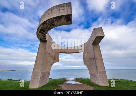 Sculpture appelée Eulologie à Horizon sur une pointe de Santa Catalina dans la région de Cimadevilla de Gijon dans la communauté autonome des Asturies en Espagne Banque D'Images