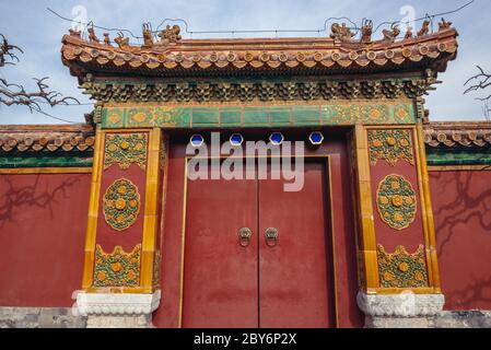 Porte rouge avec knocker dans le parc Jingshan à Beijing, Chine Banque D'Images