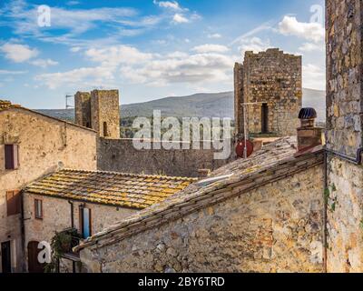 Sienne, Italie : Panorama du village médiéval de Monteriggioni en Toscane Banque D'Images