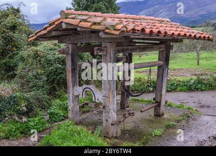 Élevage traditionnel de broyer pour animaux dans le village de Guerres dans la municipalité de Colunga, communauté autonome des Asturies dans le nord de l'Espagne Banque D'Images