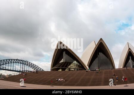 Sydney, Australie - 12 janvier 2009 : les gens sont assis sur les marches près de l'Opéra de Sydney, en Australie. Banque D'Images