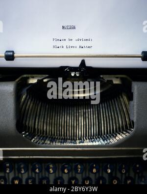 Avis concernant la machine à écrire Veuillez être avisé : la vie noire est importante Banque D'Images
