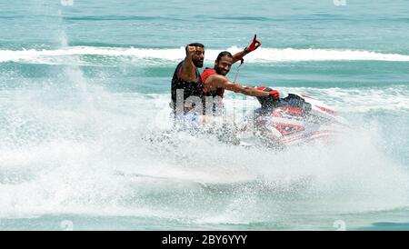 (200609) -- GOUVERNORAT DE HAWALLI, 9 juin 2020 (Xinhua) -- les gens font un scooter des mers dans le gouvernorat de Hawalli, Koweït, 9 juin 2020. Le 31 mai, le Koweït a mis fin au couvre-feu total pour rétablir la vie normale dans le pays. Depuis, certaines personnes choisissent de faire du sport à l'extérieur sur les pistes et les cours d'air, tandis que d'autres préfèrent rester à la maison faire du sport. (Photo par Asad/Xinhua) Banque D'Images