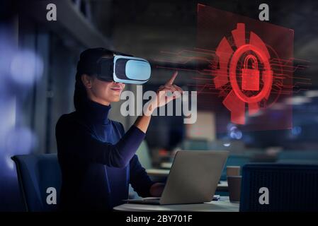 Femme d'affaires avec lunettes de réalité virtuelle regardant l'écran virtuel Banque D'Images