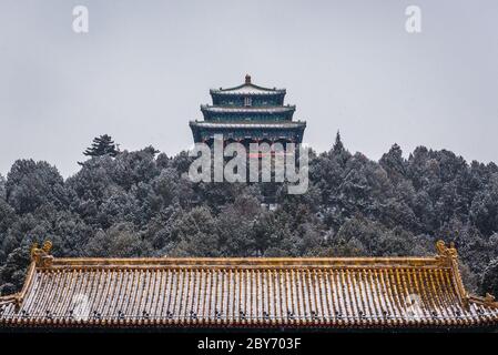 Pavillon de la source éternelle dans le parc Jingshan vu du complexe palais de la Cité interdite dans le centre de Beijing, en Chine Banque D'Images