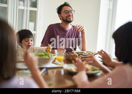 Un bon dîner en famille à table Banque D'Images